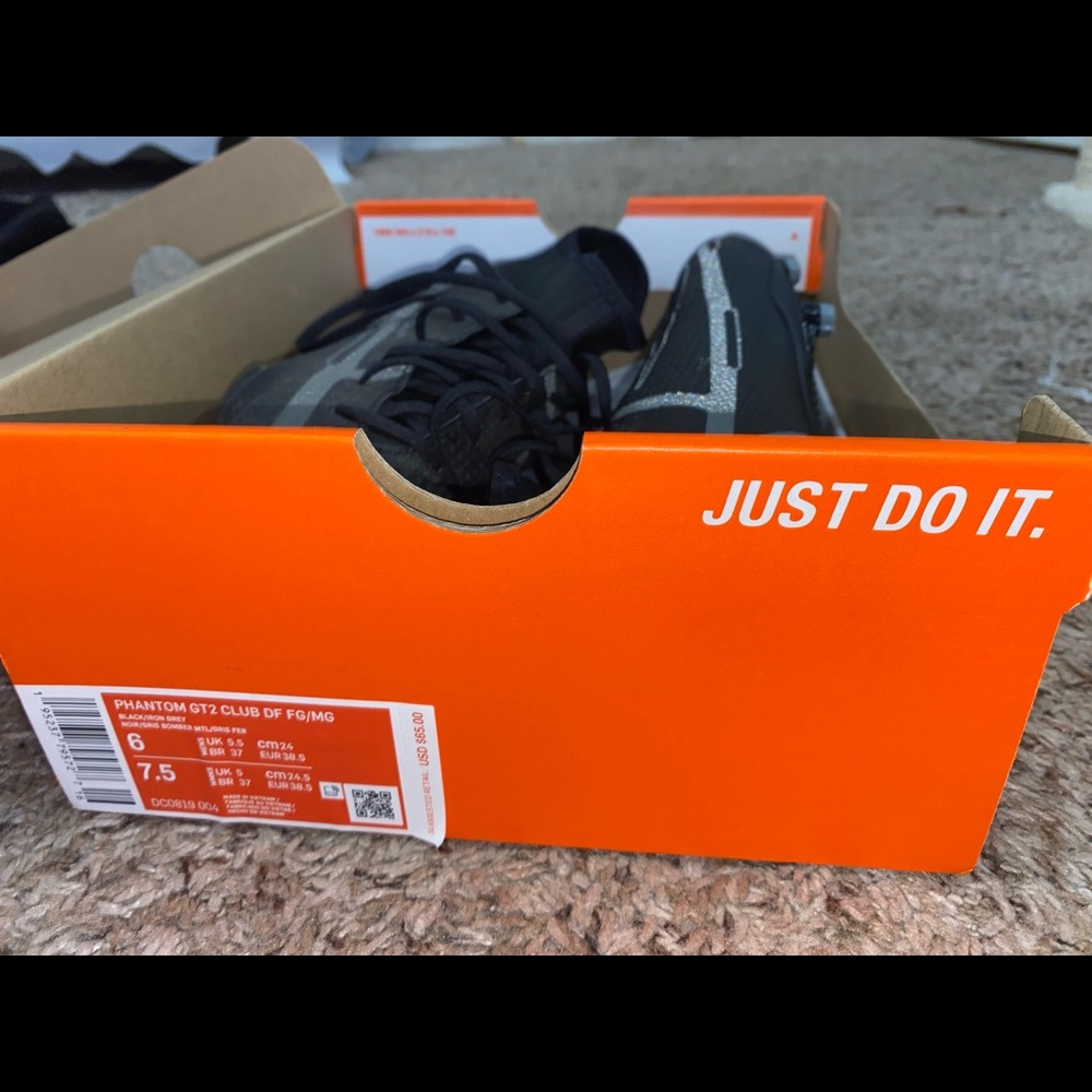 Nike cleats - only tried on never played in